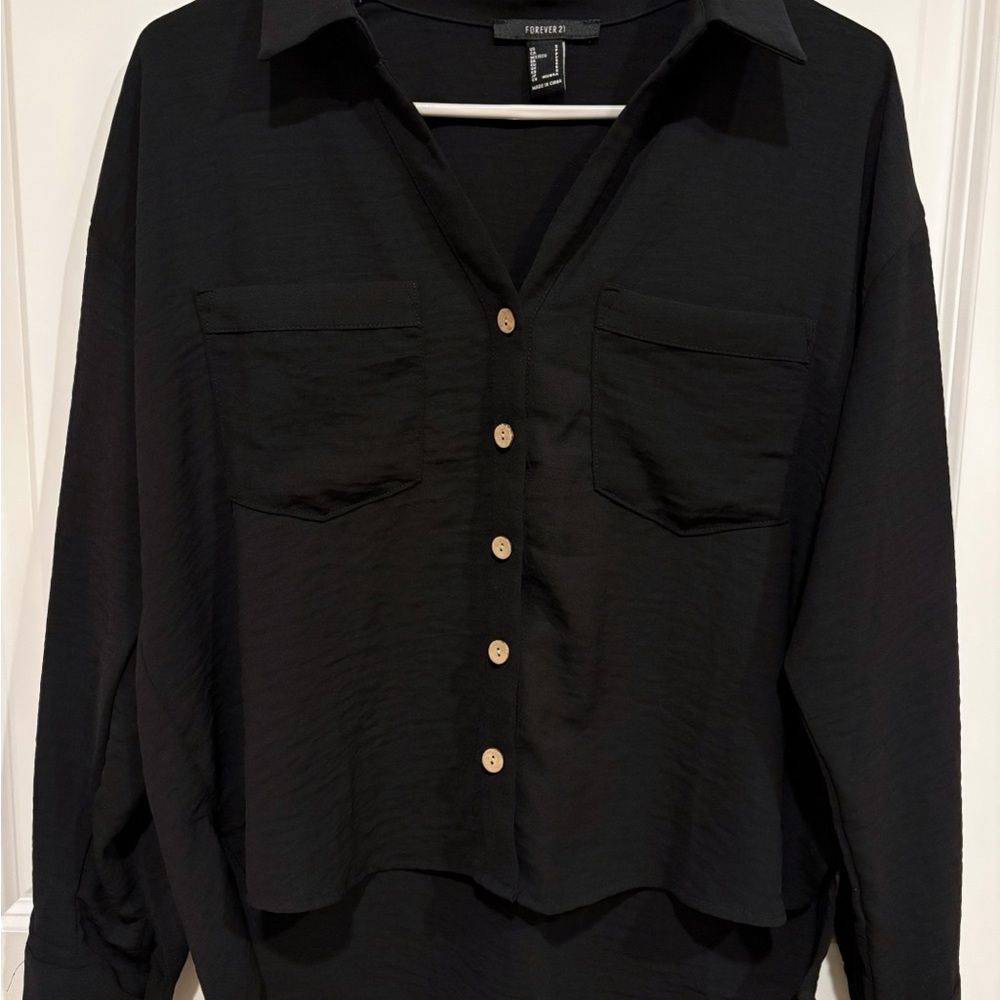 NWOT Women's Forever 21 Black Button Down Collared Lightweight Blouse Size Small